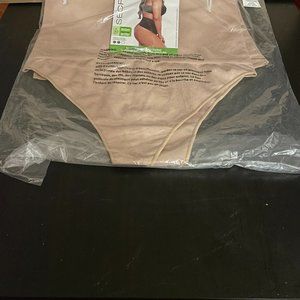 2 per pack x 2 (4) Secret Seamless Large Size thong briefs Cream